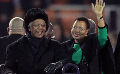 Nelson Mandela y su esposa Graça Machel en Johannesburg en 2010.