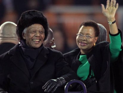 Nelson Mandela y su esposa Gra&ccedil;a Machel en Johannesburg en 2010. 