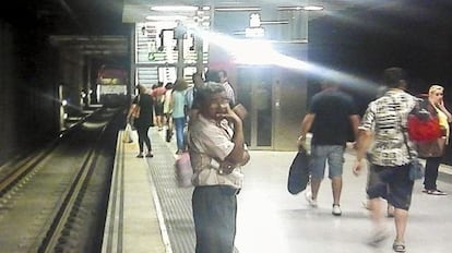 El tren averiado, dentro del túnel, muy cerca de la estación a la que no pudo llegar este lunes