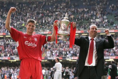 Steven Gerrard e o treinador Rafael Benítez celebram o título da Champions League, após vitória contra o Milan, no dia 25 de maio de 2005.