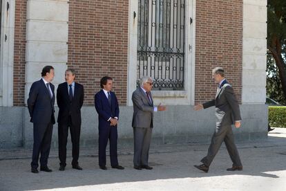 Los expresidentes del Gobierno Felipe González, José María Aznar, José Luis Rodríguez Zapatero y Mariano Rajoy rindieron homenaje a Felipe VI por sus esfuerzos en cinco años de reinado para “asentar en España un orden constitucional y democrático moderno a la altura de los tiempos”, según informa EFE. El Rey presidió una reunión del patronato del Real Instituto Elcano, un centro de análisis dedicado a estudios internacionales, en el palacio de la Quinta de El Pardo y al que acudieron los cuatro exgobernantes, el 19 de junio de 2019.