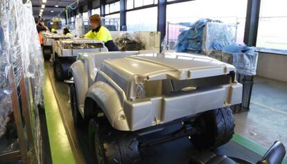 Fabricación de coches de juguete en la planta alicantina de Famosa.