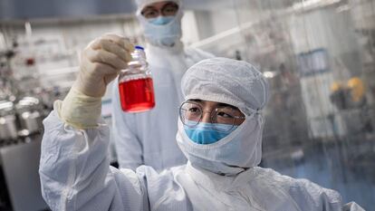 Un operario en un laboratorio que desarrolla vacunas contra la covid. AFP
