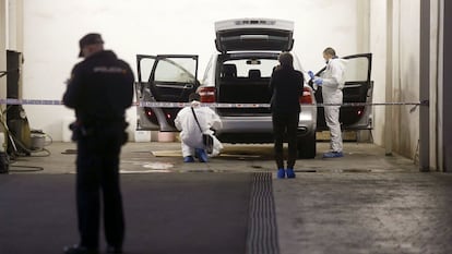 La policía científica 
registra el Porsche Cayenne de María 
del Carmen Martínez, de 72 años, junto al que fue asesinada el 9 de diciembre de 2016 
en Alicante.