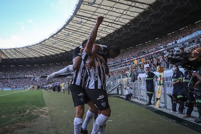 Hulk, com o punho erguido, é abraçado por Keno enquanto comemora gol contra o Fluminense.