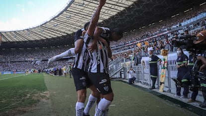 Hulk, com o punho erguido, é abraçado por Keno enquanto comemora gol contra o Fluminense.