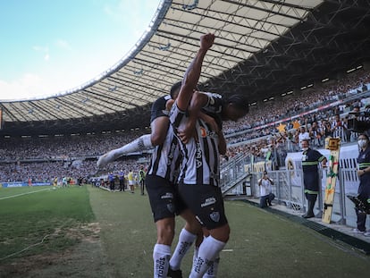 Hulk, com o punho erguido, é abraçado por Keno enquanto comemora gol contra o Fluminense.