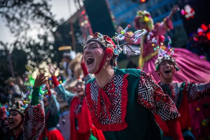 Varios artistas desfilan en una comparsa durante la reapertura del Parque Nacional en Bogotá, el 16 de diciembre de 2024.