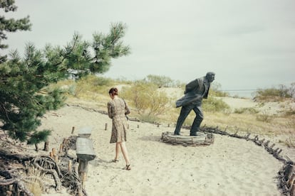 Una estatua de Jean-Paul Sartre en las dunas de Nida, en la frontera entre Lituania y Rusia.