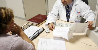 Una paciente en la consulta del médico en una imagen de archivo.