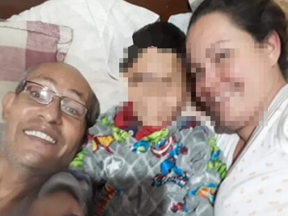 Gabriel González, su hijo Gabriel Esteban y Consuelo Rodríguez, madre del niño, en una imagen compartida en sus redes sociales.