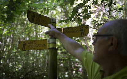 En una montaña a las afueras de Navelgas está señalizada la ruta del oro: caminando se llega a las antiguas minas romanas.