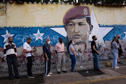 La oposición considera que el chavismo no tiene voluntad de ceder poder y que la participación en estas elecciones a la que le quiere dar una apariencia democrática, a su parecer, atornilla a Maduro en el Palacio de Miraflores.