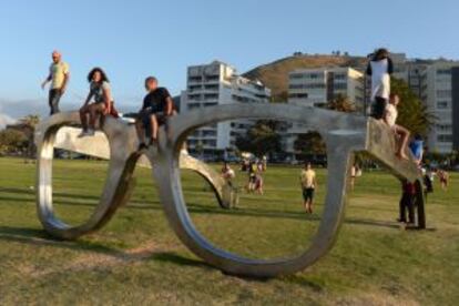 'Perceiving Freedom', instalación del artista Michael Elion en el malecón de Ciudad del Cabo.