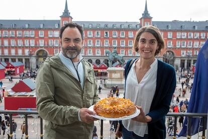 Norman Pérez, propietario de Panod, y Elena Campal, pastelera, posan con el roscón elegido como el mejor roscón de Reyes artesano de Madrid.