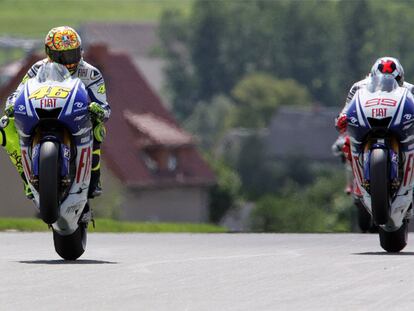 Valentino Rossi entra en meta por delante del español Jorge Lorenzo.