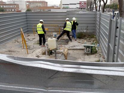 Operarios trabajando en el solar de la calle Guipúzcoa en el que ayer falleció un bombero al rescatar a un niño.