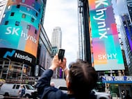 El director ejecutivo de la empresa de chips SK Hynix, Kwak Noh-Jung, toma una foto en la ceremonia de apertura del Nasdaq el día de su debut en esta Bolsa, en Nueva York (EE UU), el pasado 10 de julio.