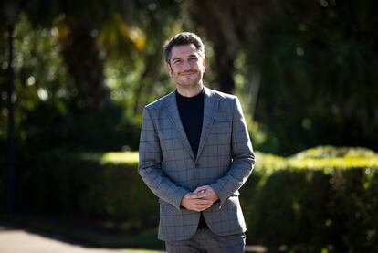 El periodista Carlos del Amor, premio al mejor presentador, llega al encuentro con la prensa en el Palacete Albéniz de Barcelona. 