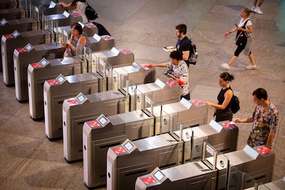 Tornos de entrada a la estación Puerta de Atocha Almudena Grandes, en Madrid.