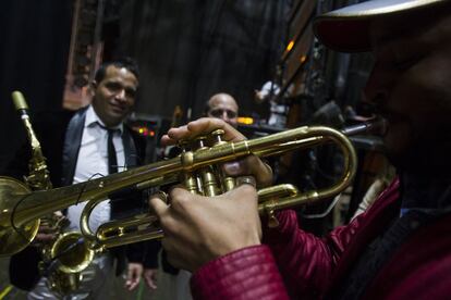 Preparativos antes de la función. La orquesta suele llegar alrededor de las cuatro de la tarde y tardan cuatro horas en montar el escenario y tres en recogerlo al final de la noche y de la fiesta.