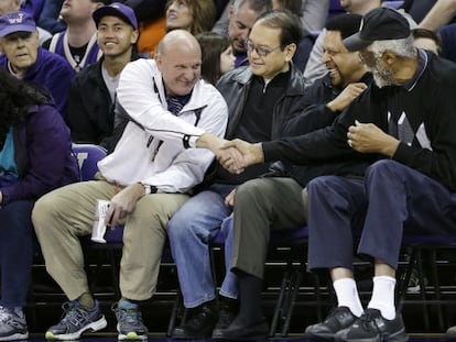 Steve Ballmer, de blanco, saluda a la exestrella de la NBA Bill Russell durante un partido de la liga estudiantil en 2005.