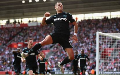 Hernández celebra un gol en la Premier League.