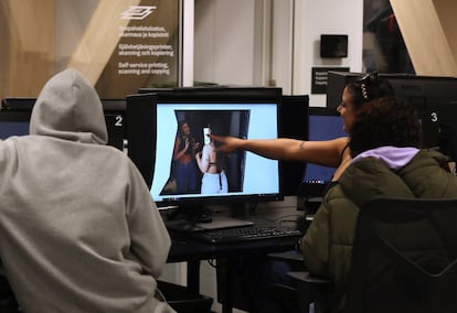 Tres jóvenes retocan imágenes en uno de los ordenadores que tienen instalados los principales programas de diseño a disposición de los usuarios.