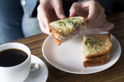 Versión actualizada del típico sándwich mixto, el 'croque-monsieur' se elabora con dos rebanadas de pan de molde entre las que se mete jamón cocido y queso (suele ser 'emmental' o gruyer); se asa al horno, a la plancha o en una sartén. Suele servirse gratinado, y, según interpretaciones más elaboradas, con una salsa bechamel untando bien el relleno. No se conoce el origen de la palabra, solo que en 1910 apareció en la carta de <a href="https://elviajero.elpais.com/elviajero/2019/10/10/actualidad/1570696097_368333.html" rel="nofollow" target="_blank">un café de París</a>. 'A la sombra de las muchachas en flor' (1919), segunda parte de 'En busca del tiempo perdido' de Marcel Proust, menciona unos 'croque-monsieur' con huevos a la crema. Tiene una variante, 'croque-madame', que luce un huevo frito o a la plancha por encima, como el tocado de las mujeres de principios de siglo XX.