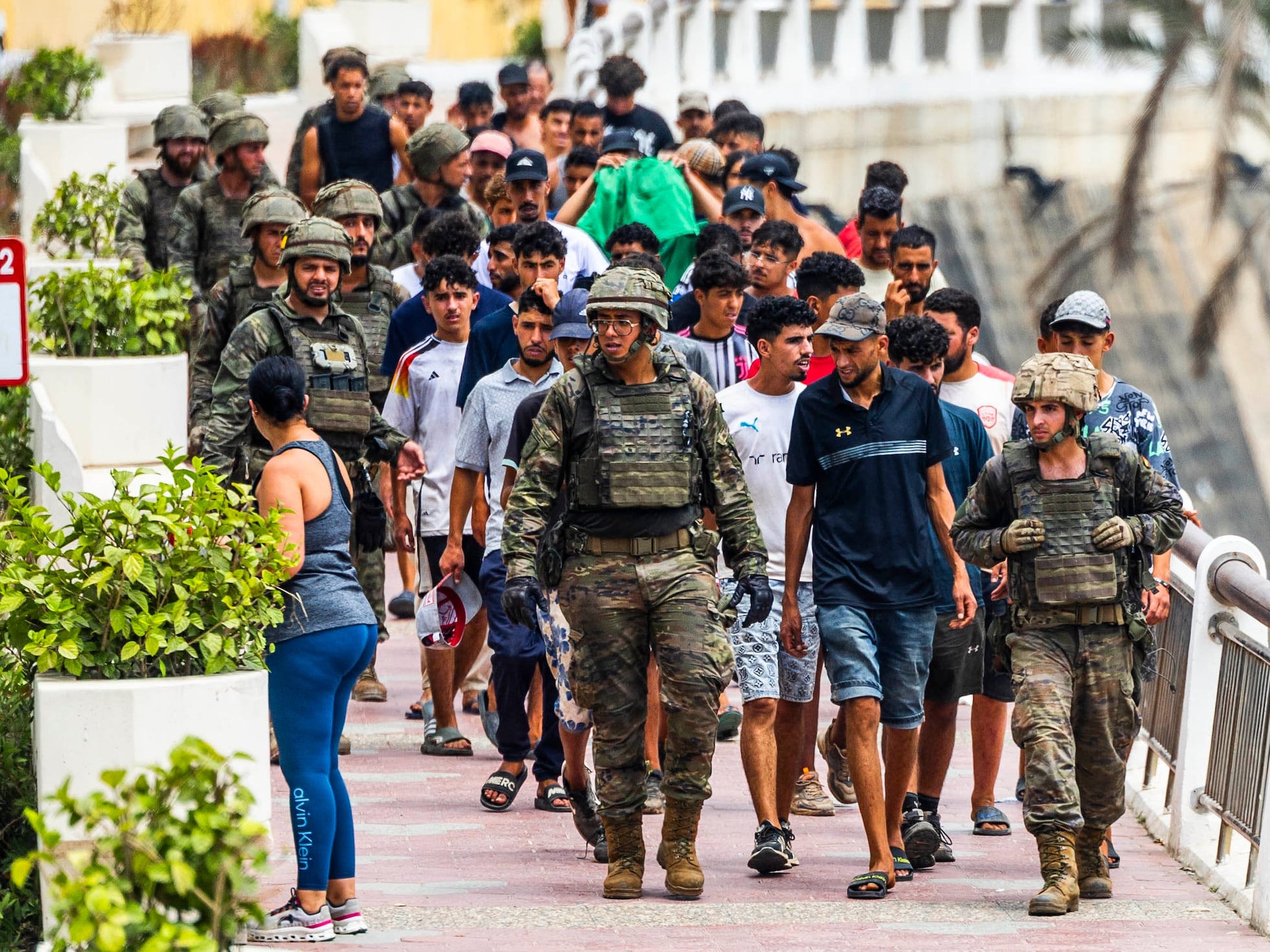 El momento en el que auxilian a varios inmigrantes que llegan a la costa de Ceuta