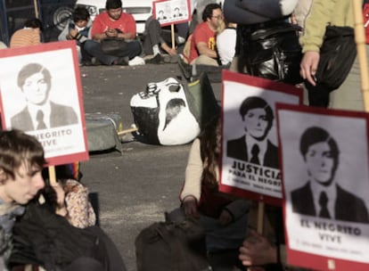 Familiares y amigos de Floreal Avellaneda, <i>El Negrito,</i> se manifiestan frente al tribunal de Buenos Aires que juzga a los militares.