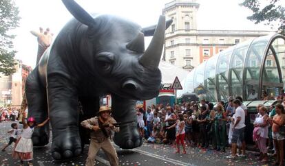 El rinoceronte, novedad de este año del desfile de la ballena, recorre la Gran Vía de Bilbao.