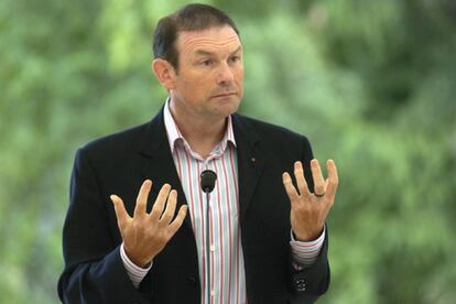 El lehendakari, Juan José Ibarretxe, durante el encuentro con los medios de comunicación que ha celebrado esta mañana en el palacio Ajuria Enea de Vitoria para analizar la actualidad política vasca.