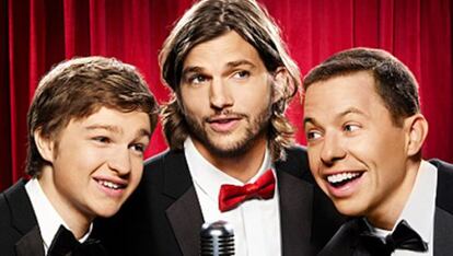 Angus T. Jones, a la izquierda, junto a sus compañeros de reparto, Ashton Kutcher y Jon Cryer