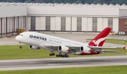 Imagen del 21 de agosto de 2008 que muestra un A380 de Qantas durante su primer vuelo. EFE/Archivo