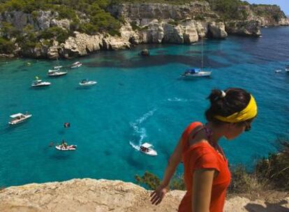 Aguas azul turquesa, naturaleza y nudismo definen cala Macarella, una de las playas más famosas de Menorca.