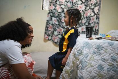 Daniela prepara a su hija María para ir a la escuela.