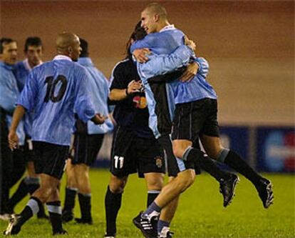 <font size="2"><b>Uruaguay acaba con el show de Wanchope (1-2)</font></b><br>En la imagen, los jugadores uruguayos celebran su pase a semifinales.