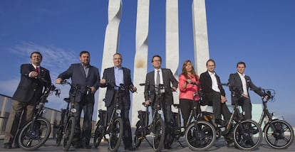 Los candidatos a la presidencia de la Generalitat catalana en las elecciones de noviembre de 2012 posan juntos con bicicletas en Barcelona. Desde la izquierda: Alfons Lopez de Tena (SC), Oriol Junqueras (ERC), Pere Navarro (PSC), Artur Mas (CiU), Alicia Sánchez-Camacho (PP), Joan Saura (ICV-EUiA) y Albert Rivera (Ciutadans), durante la campaña.