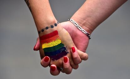 Dos personas participan en el desfile del Orgullo Gay en ciudad de México.