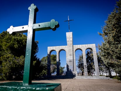 Monumento a Ion Mota y Vasile Marín, en el municipio madrileño de Majadahonda.