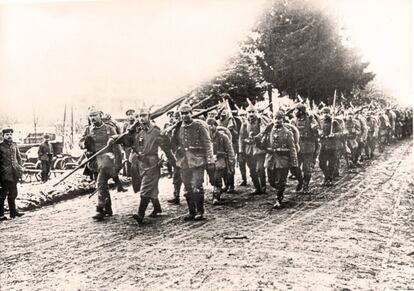 Soldados alemanes de infantería se dirigen a las trincheras durante la batalla. Los combates se prolongaron durante casi 300 días y el horror de las trincheras destrozó física y moralmente a los militares que combatieron en Verdún.