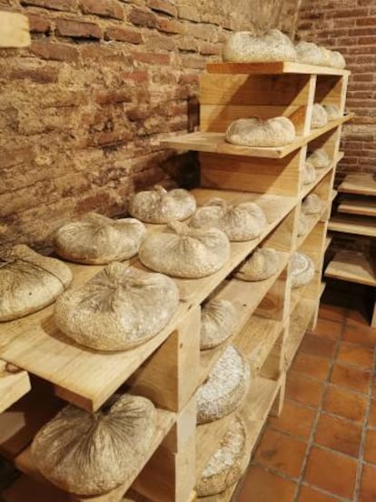 Algunos de los quesos afinados en bodega de la quesería artesanal Rueda Cheesemonger.