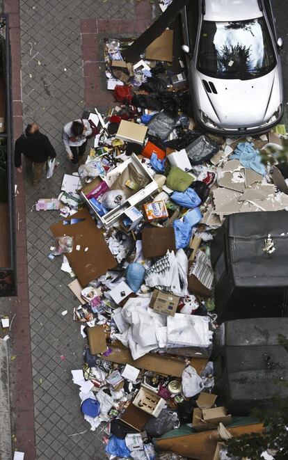 La basura se acumula en la calle Delicias durante la décima jornada de huelga de los trabajadores del servicio de limpieza de Madrid, 15 de noviembre de 2013.