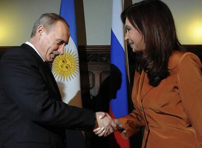 Cristina Fernández de Kirchner saluda al primer ministro ruso, Vladímir Putin en Moscú
