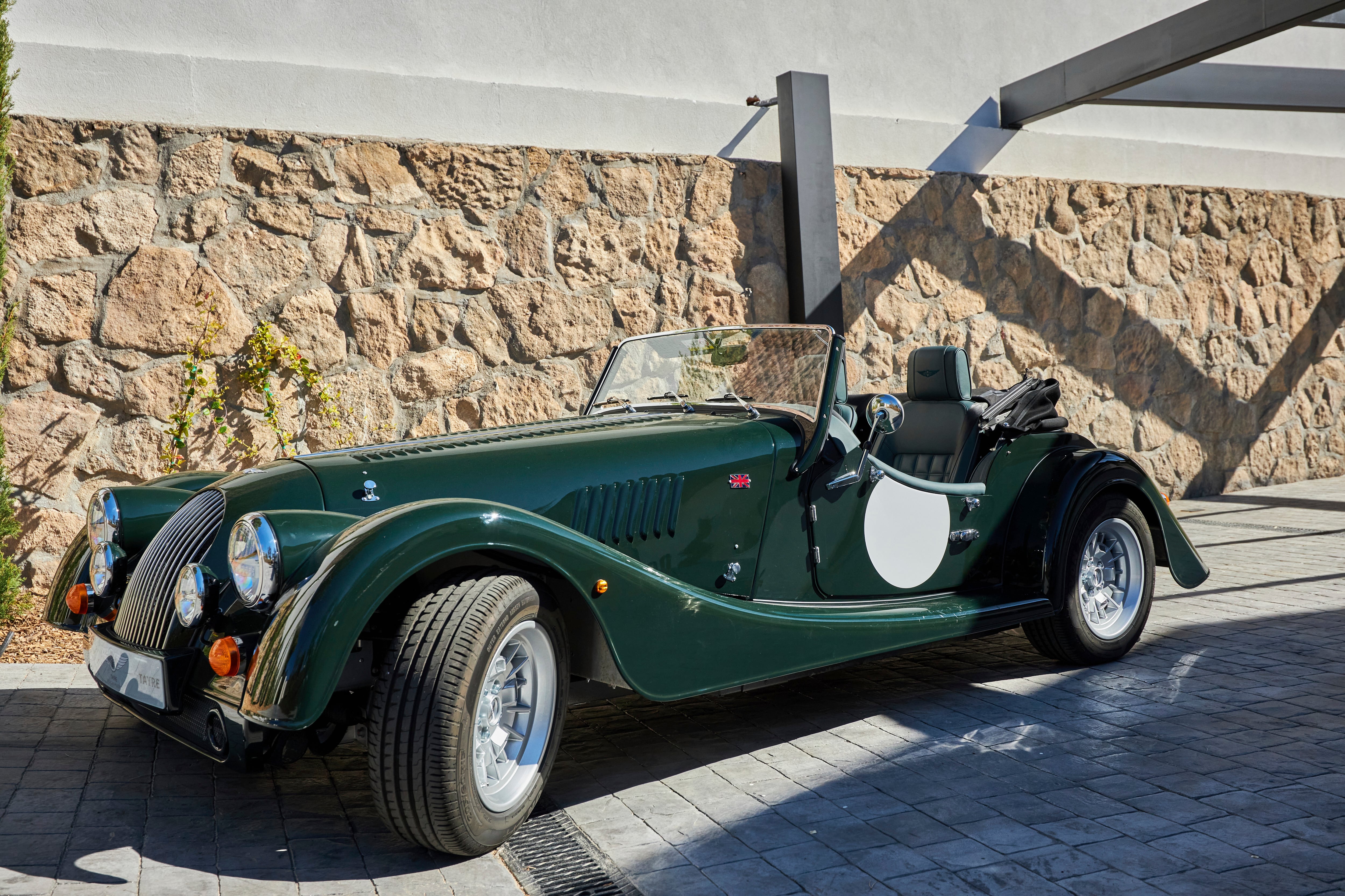 Icónico coche Morgan, en la jornada de puertas abiertas de un chalé en La Moraleja.