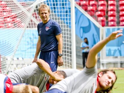 Klinsmann observa a sus jugadores.