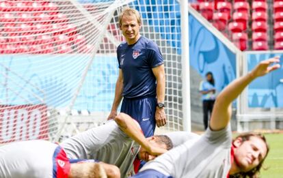 Klinsmann observa a sus jugadores.