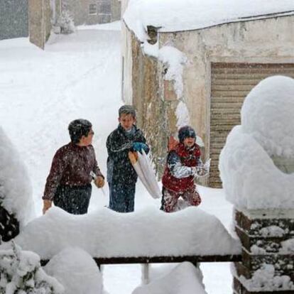 Tres niños juegan en El Sabinar (Murcia).