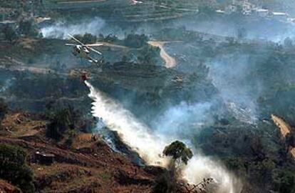 Un helicóptero durante las tareas de extinción del incendio.